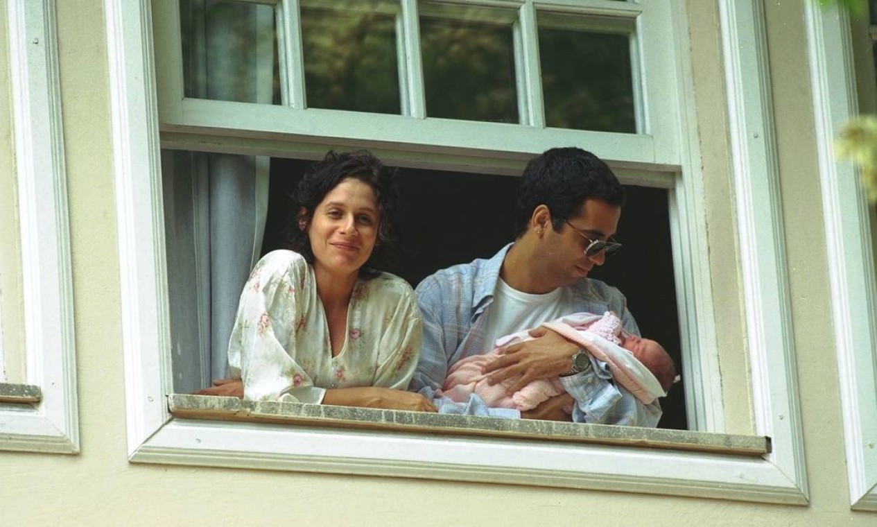 A atriz e o marido, o diretor de TV Maurício Farias, mostram a pequena Rosa no colo, na janela da Clínica São Vicente, em 1997 Foto: Marizilda Cruppe / Agência O Globo
