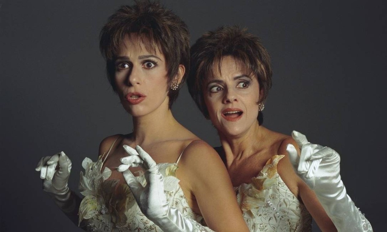 Andréa Beltrão e Marieta Severo na peça "A dona da história", em 1998 Foto: Leonardo Aversa / Agência O Globo