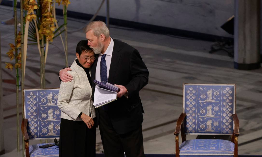 A filipina Maria Ressa e o russo Dimitri Muratov durante a premiação do Nobel em Oslo, na Noruega Foto: Odd Andersen / AFP