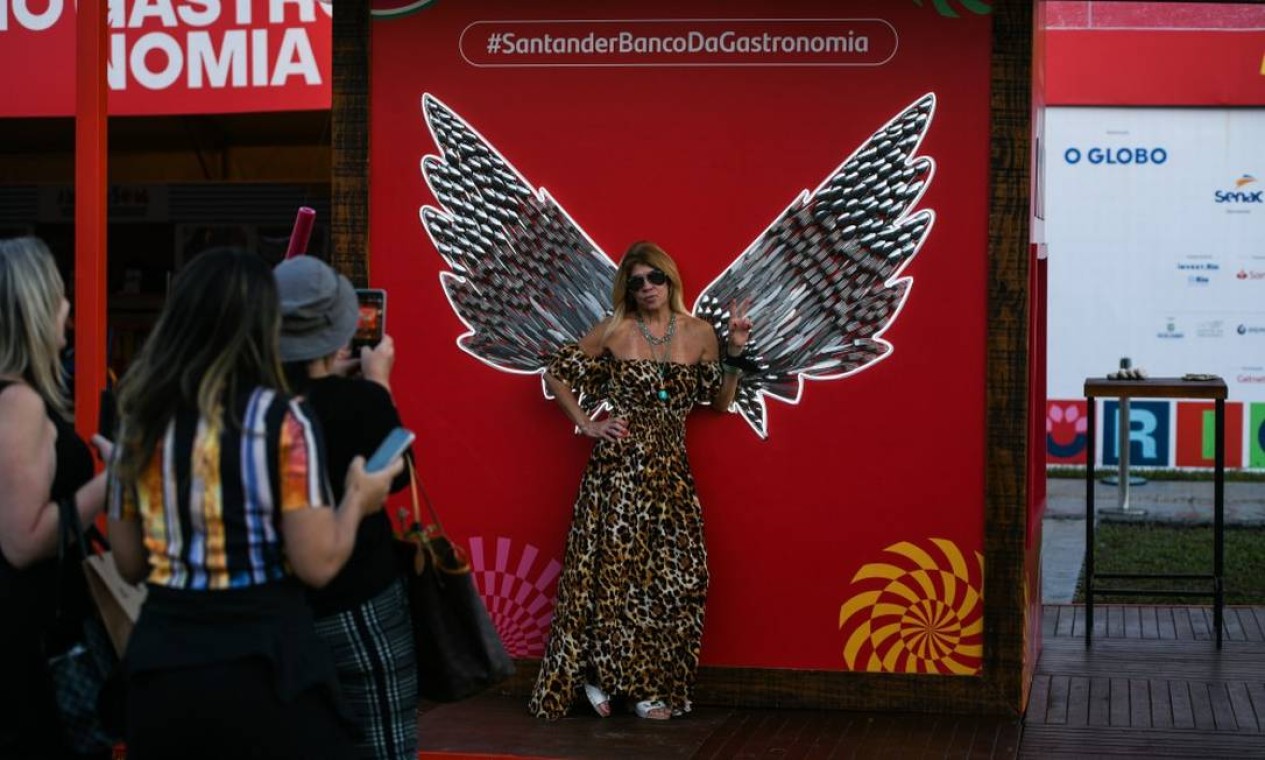Painel de asas no estande do Santander: fila para tirar foto Foto: Alex Ferro / Agência O Globo