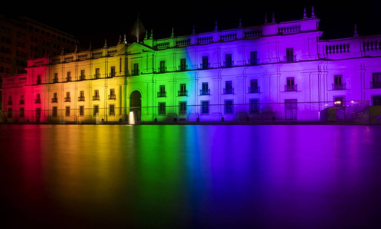 O palácio presidencial La Moneda é iluminado depois da aprovação de um projeto de lei para legalizar o casamento entre pessoas do mesmo sexo no Chile, em Santiago Foto: JAVIER TORRES / AFP