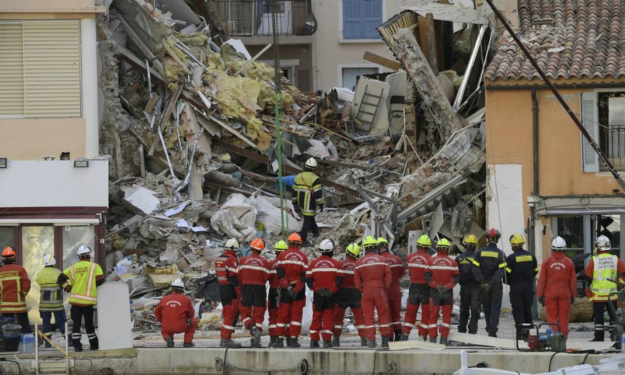 Bombeiros franceses revistam os escombros em busca de desaparecidos depois que um prédio desabou em Sanary-sur-Mer Foto: NICOLAS TUCAT / AFP
