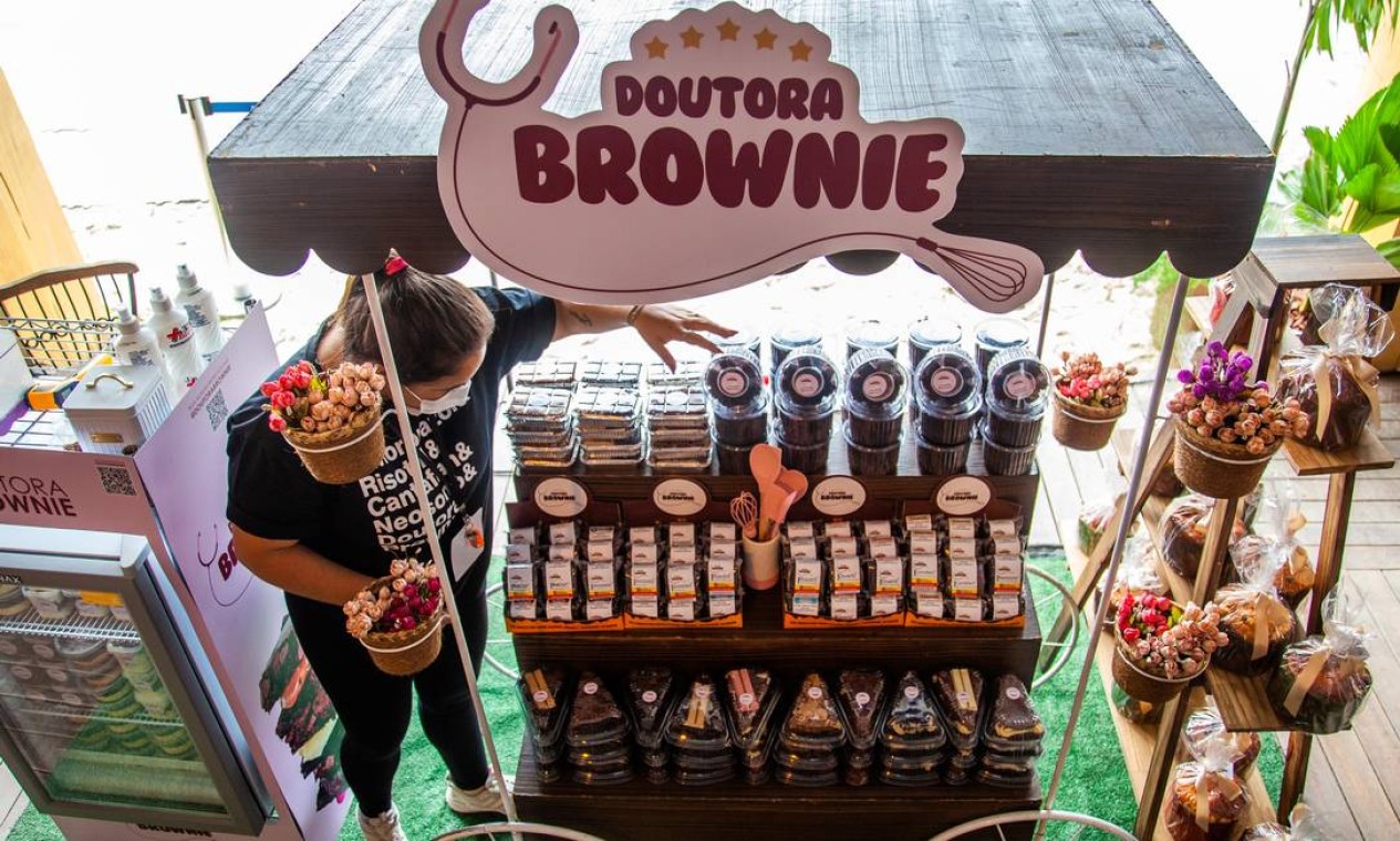 Doutora Brownie serve marmitinha de brownie (R $15), confeitada com vários tipos de brigadeiro, e Browniedim (R $17), uma combinação de brownie com pudim Foto: Bruno Kaiuca / Agência O Globo