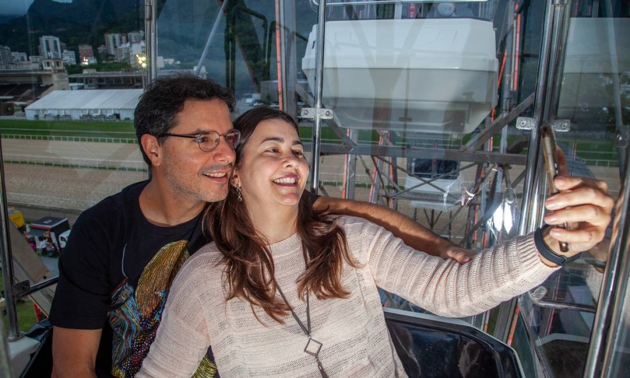 O casal Felipe Cabral e Juliana Borges registra momento de passeio na roda-gigante Foto: Bruno Kaiuca / Agência O Globo