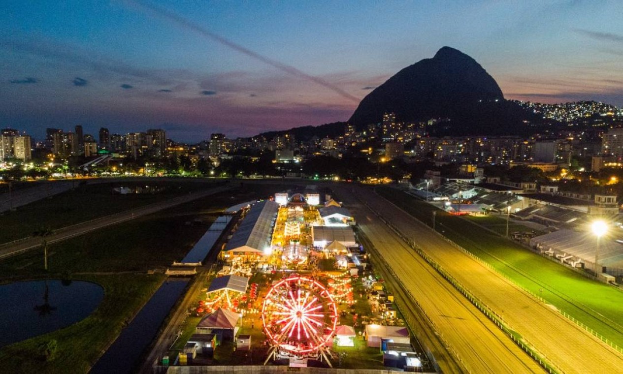 Iluminada, a roda-gigante é diversão garantida e programa imperdível no Rio Gastronomia Foto: Alex Ferro / Agência O Globo