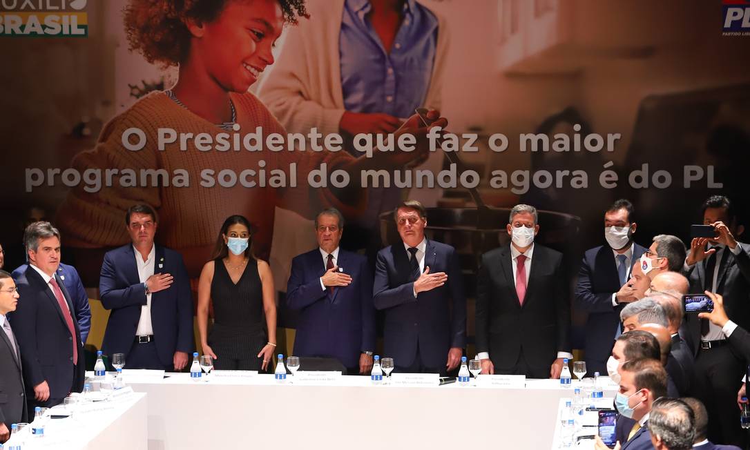 Na filiação de Bolsonaro ao PL, cartaz informa que presidente faz maior programa social do mundo Foto: Divulgação/30-11-2021
