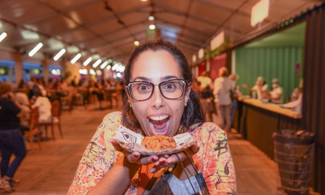 Bolinho de arroz com calabresa. Lívia Ganem saboreou o petisco da Liga dos Botecos Foto: Alex Ferro / Agência O Globo