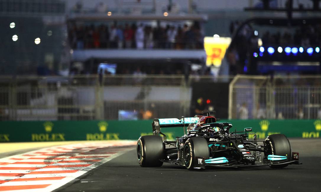 Hamilton pilota sua Mercedes em Abu Dhabi Foto: AHMED JADALLAH / REUTERS