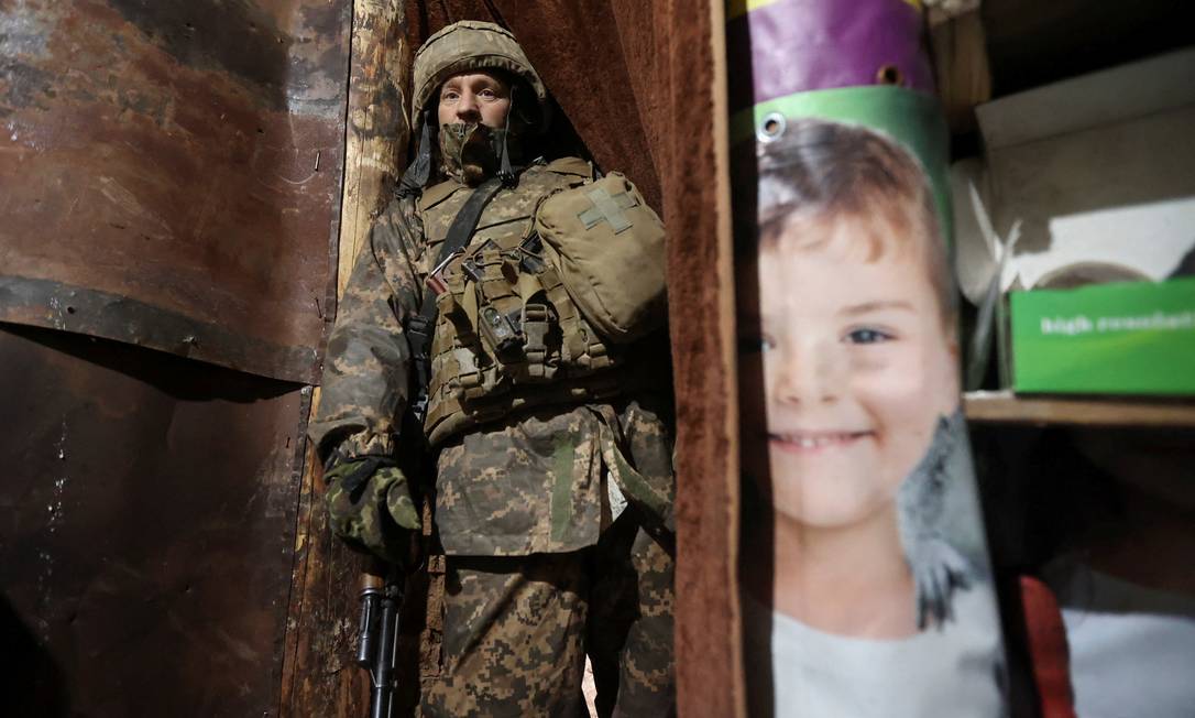Soldado ucraniano em um abrigo próximo à fronteira com a Rússia Foto: ANDRIY DUBCHAK / REUTERS/11-12-2021