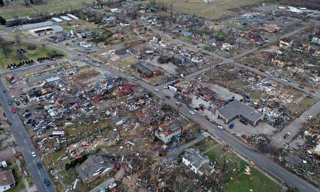 https://ogimg.infoglobo.com.br/in/25316472-61b-0b6/FT1086A/xVista-aerea-mostra-rastro-de-destruicao-deixado-por-um-tornado-na-cidade-de-Mayfield-Kentucky.jpg.pagespeed.ic.sRsqdCeE7Y.jpg