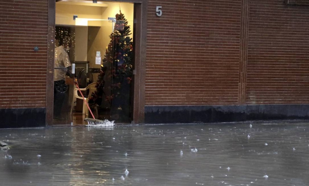 Água chegou a invadir a entrada de prédios no Leme Foto: Gabriel de Paiva / Agência O Globo