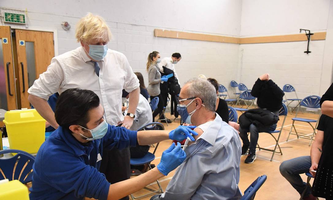 Primeiro-ministro do Reino Unido, Boris Johnson, durante visita à clínica de saúde em Londres Foto: JEREMY SELWYN / AFP
