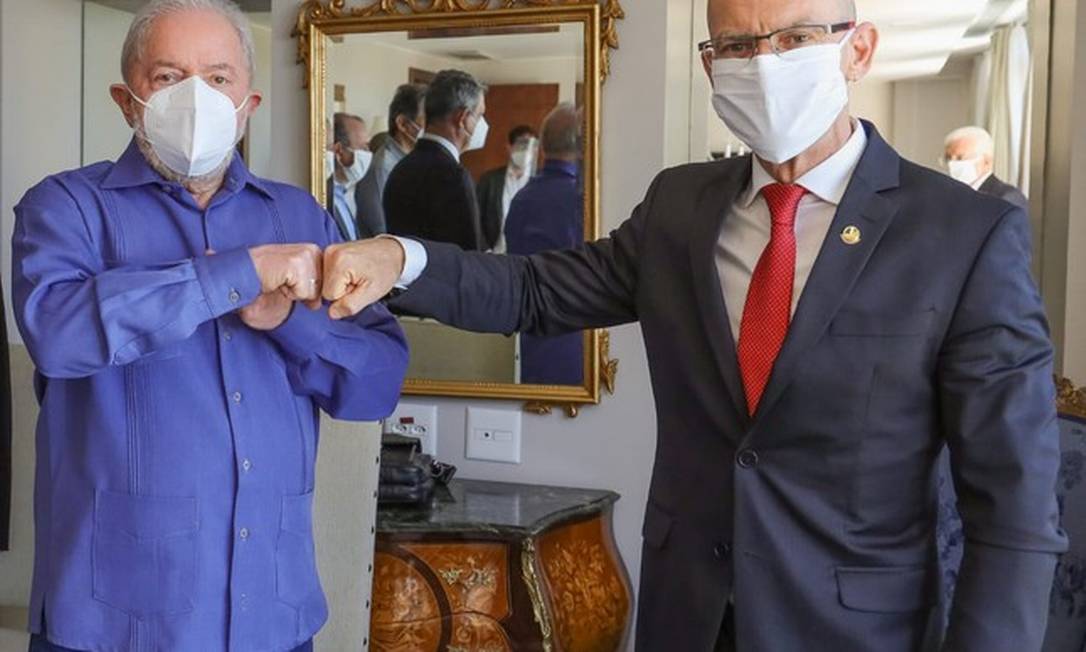 Ex-presidente Lula recebeu Fabiano Contarato em maio de 2021 e convidou o senador para se filiar ao PT Foto: Divulgação / Ricardo Stuckert