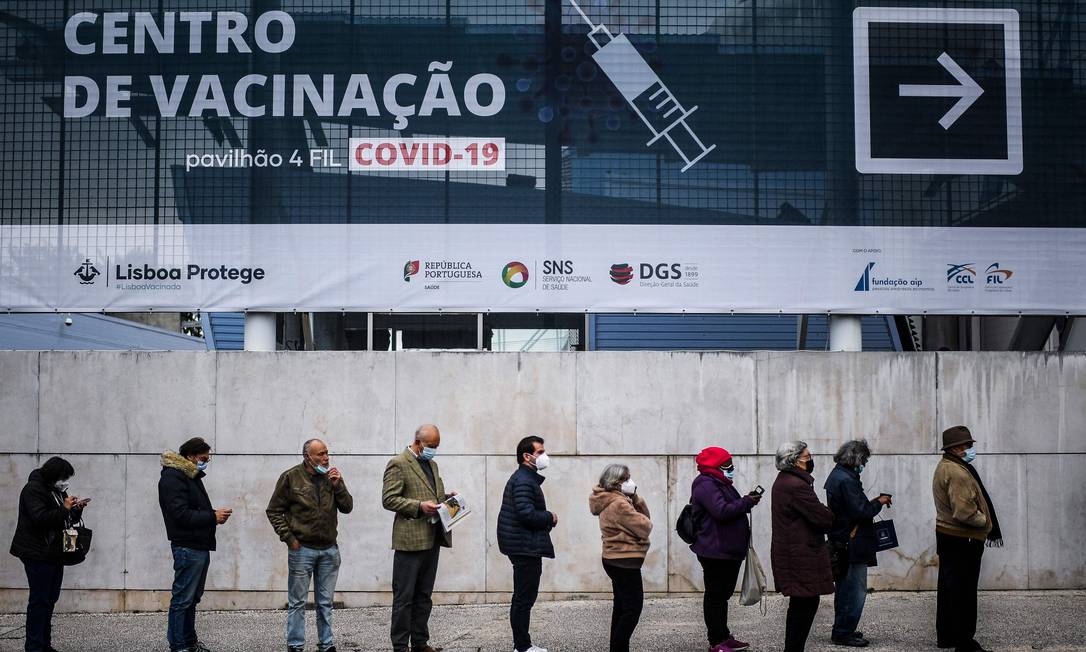 Pessoas aguardam vacinação contra Covid-19 no Parque das Nações em Lisboa, Portugal Foto: PATRICIA DE MELO MOREIRA / AFP/01-12-2021