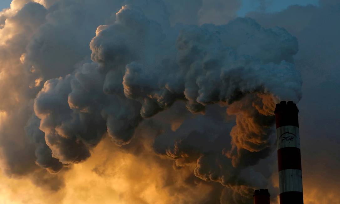 Usina a carvão em Belchatow, na Polônia, a maior da Europa Foto: Kacper Pempel / Reuters