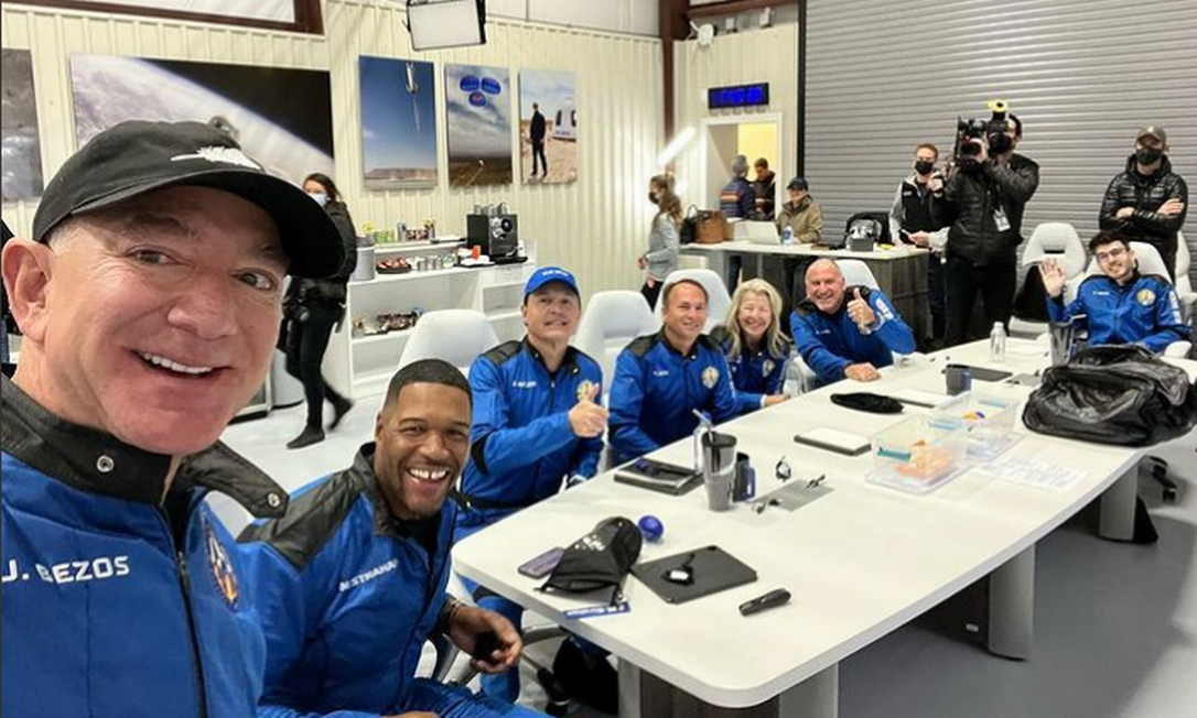 Jeff Bezos publicou foto dizendo que ele e os colegas 'estavam felizes' na Blue Origin, horas após tornado atingir centro de distribuição da Amazon Foto: Reprodução/Instagram