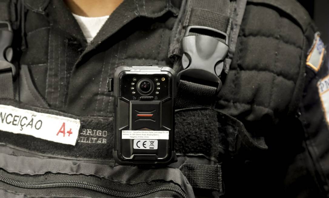Câmeras acopladas ao uniforme das forças policiais do Estado do Rio, com transmissão ao vivo para o Centro Integrado de Controle e Comando Foto: Gabriel de Paiva / Agência O Globo