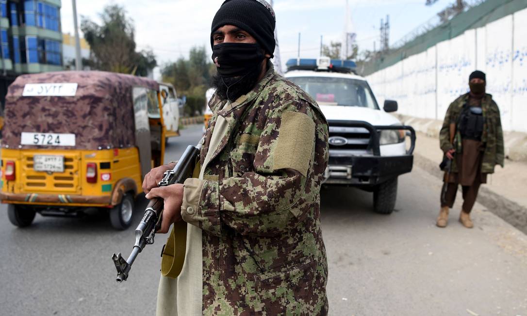 Membro do Talibã, armado, faz guarda de estrada em Jalalabad, no Afeganistão Foto: WAKIL KOHSAR / AFP