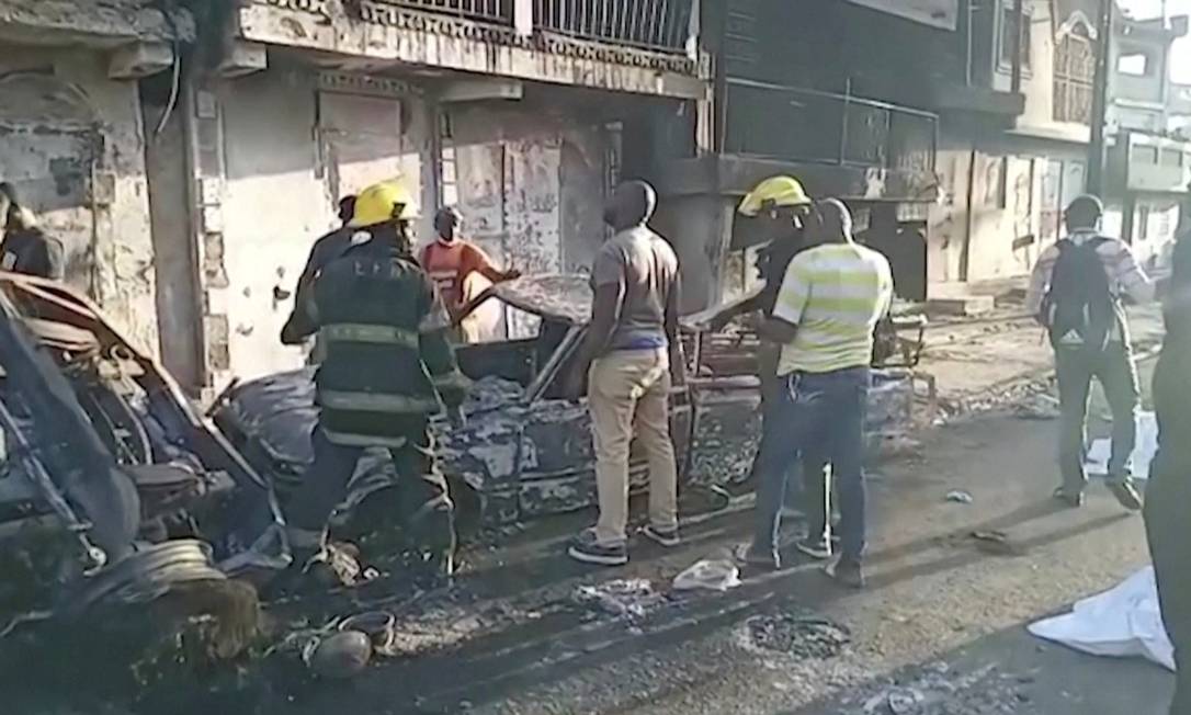 Equipes de resgate atuam após explosão de caminhão-tanque em Cabo Haitiano, no Haiti Foto: REUTERS TV / via REUTERS
