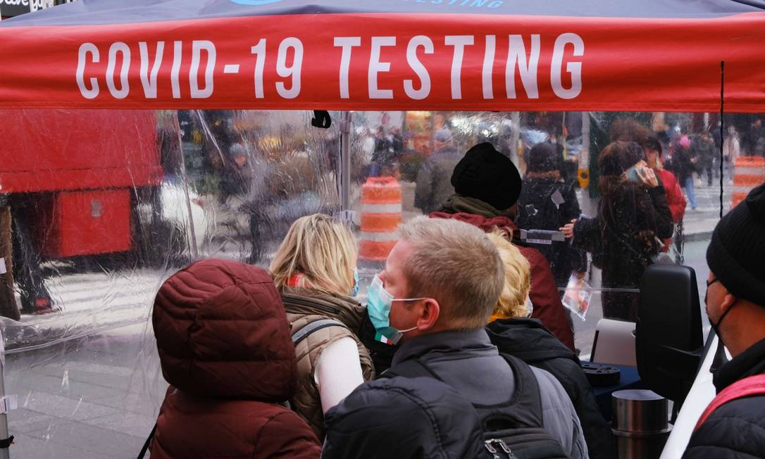Em Nova York, americanos fazem fila para realizar testes para a Covid-19 Foto: SPENCER PLATT / AFP/9-12-21