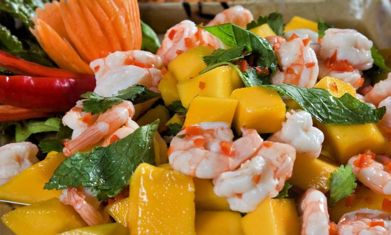 Nam Thai. Salada de manga, papaia, camarões, coentro e hortelã: R$ 42. Pedidos: Rappi e 2259-2962 Foto: Divulgação
