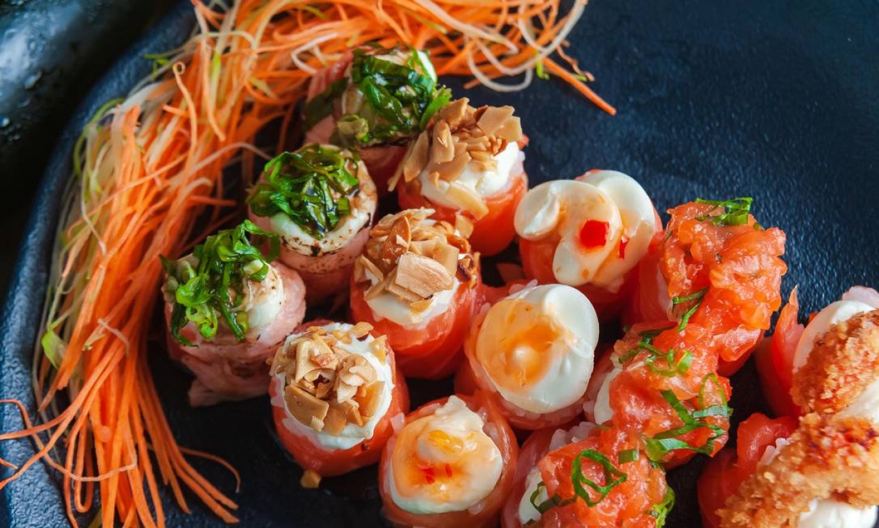 Eiyo Sushi. Combinado Joe (sushis de arroz gohan envolto em lâminas de salmão e cinco tipos de coberturas): R$ 68. Pedidos: 98055-0029 Foto: Divulgação