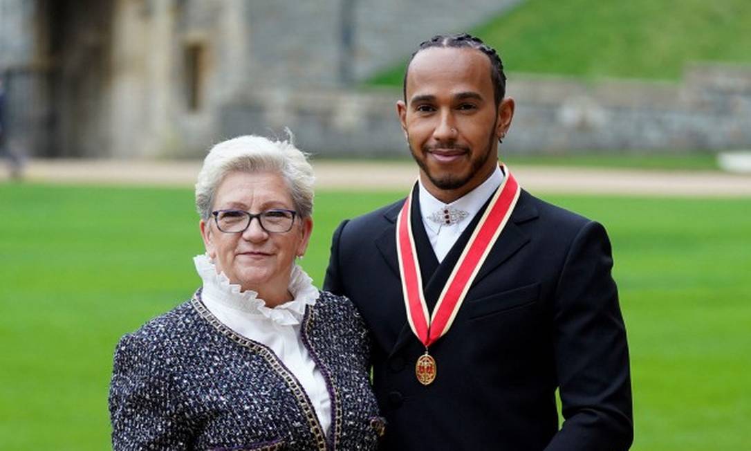 Lewis Hamilton e mãe, Carmen, após cerimônia de investidura no Castelo de Windsor Foto: ANDREW MATTHEWS / AFP