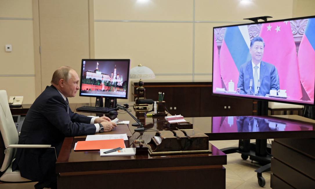 O presidente russo, Vladimir Putin, durante conferência virtual com o chefe de Estado chinês, Xi Jinping Foto: SPUTNIK / via REUTERS
