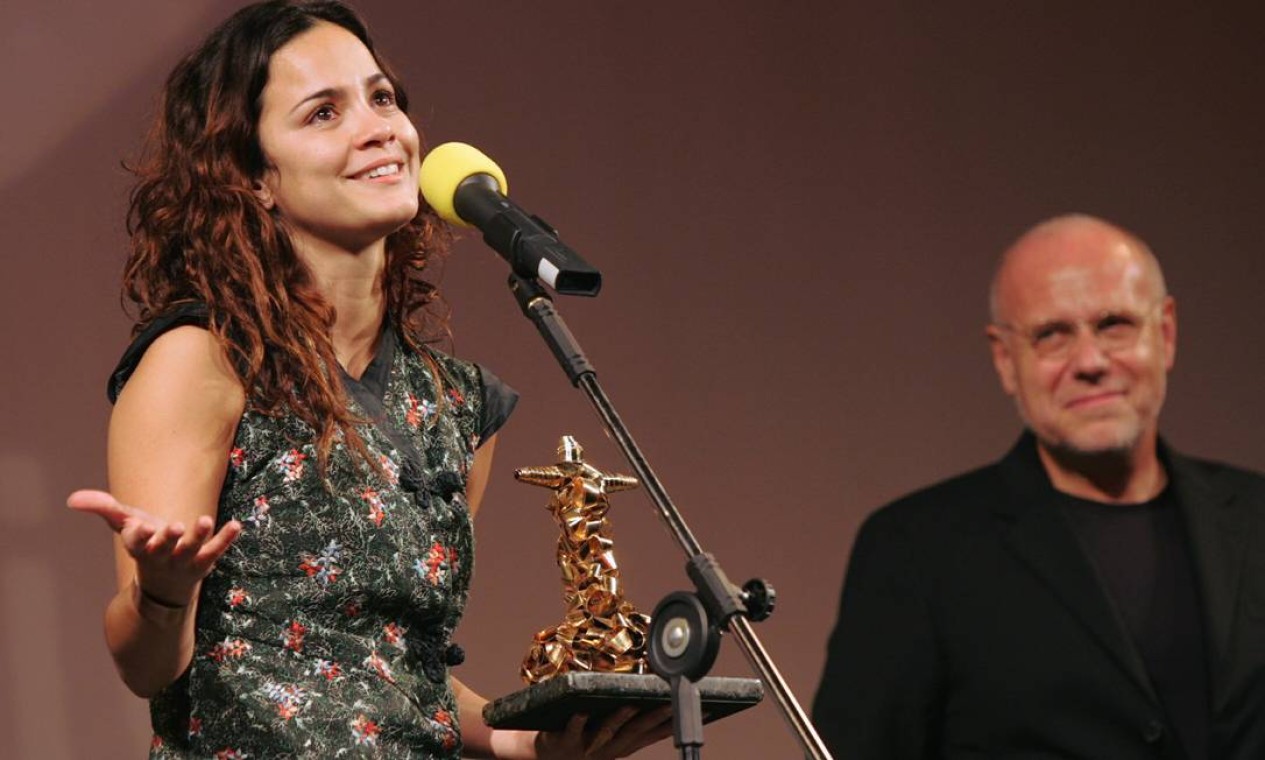 Alice Braga recebe o prêmio de melhor atriz pelo filme "Cidade baixa" no Festival do Rio Foto: Marizilda Cruppe