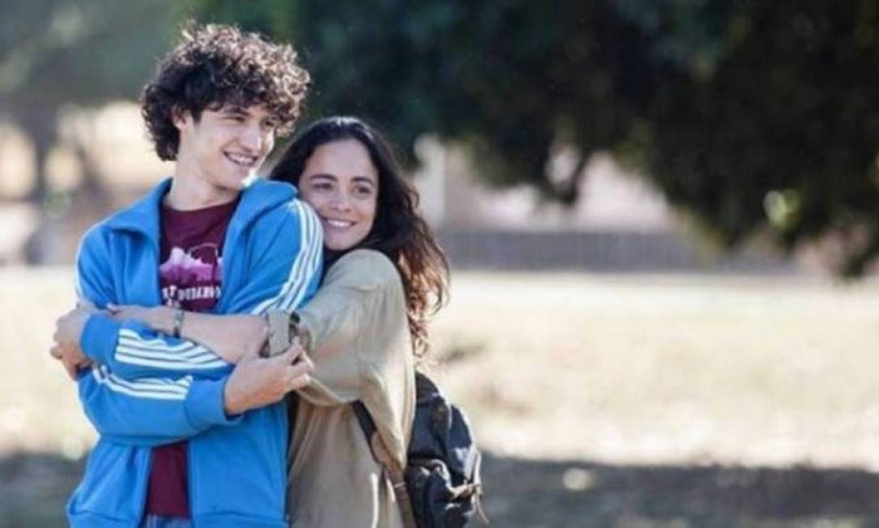 Alice Braga e Gabriel Leone vivem o casal Eduardo e Mônica no filme inspirado na canção da Legião Urbana
