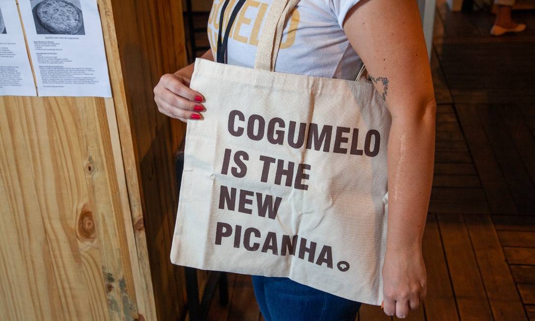 No Cogu Cogumelos, a sensação é a ecobag "Cogumelo is the new picanha" (R$ 20) Foto: Bruno Kaiuca / Agência O Globo