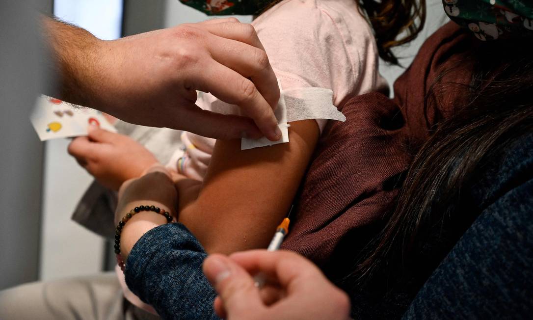 Criança recebe dose da vacina Pfizer-BioNTech contra Covid-19 em Madrid, na Espanha Foto: OSCAR DEL POZO / AFP