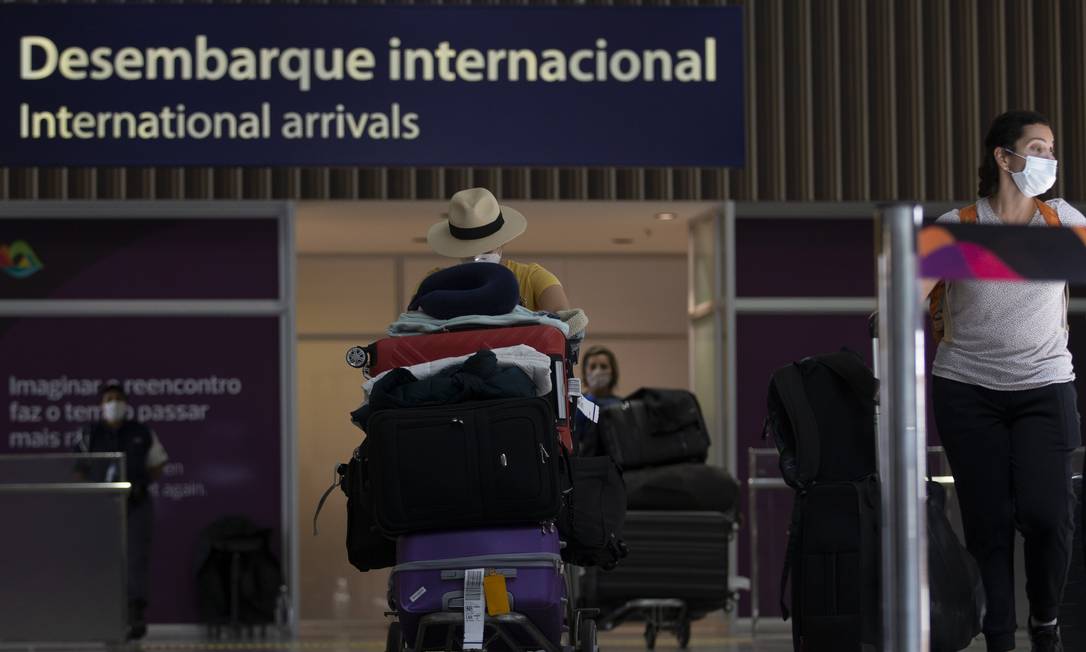 Comprovante de vacinação é exigido dos viajantes que chegam do exterior no Aeroporto Internacional Tom Jobim, no Rio Foto: Márcia Foletto / Agência O Globo/14-12-2021