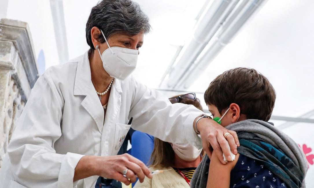 Itália começa a vacinar conta Covid-19 crianças de 5 a 11 anos Foto: YARA NARDI / REUTERS