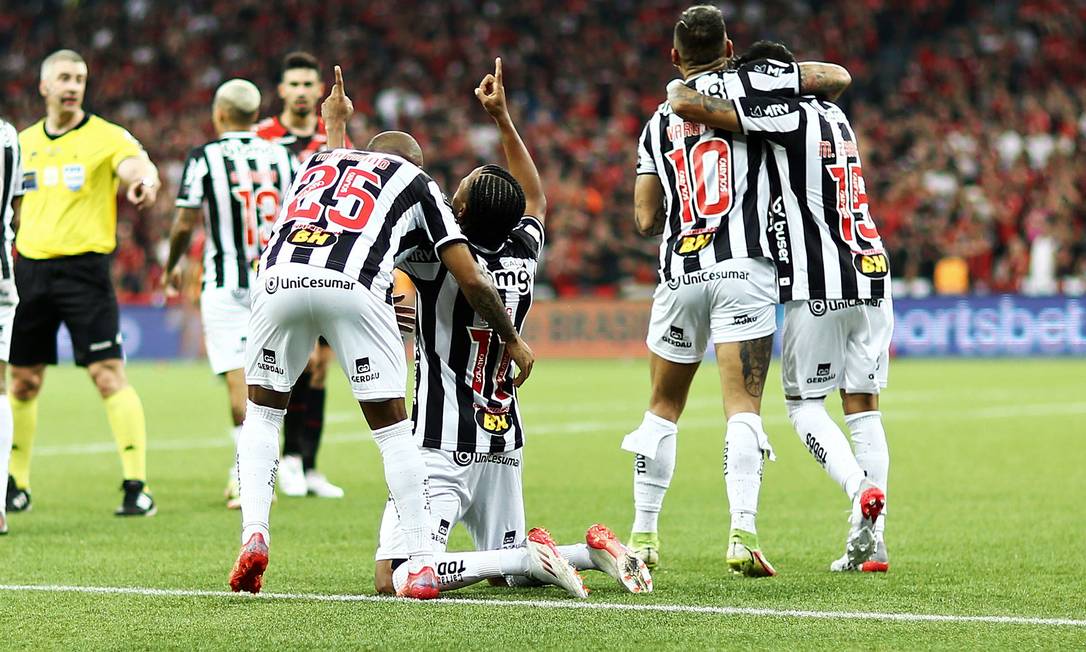 Keno comemora: o Atlético MG derrotou o Athletico na Arena da Baixada e conquistou a Copa do Brasil Foto: HEULER ANDREY / AFP