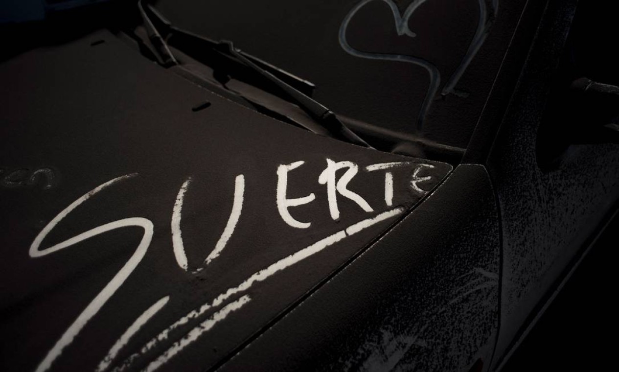 A palavra "sorte" está escrita em um carro coberto de cinzas, em Tajuya, nas ilhas Canárias de La Palma, onde erupção vulcânica iniciada em setembro deu seu primeiro sinal pode estar chegando ao fim Foto: JORGE GUERRERO / AFP