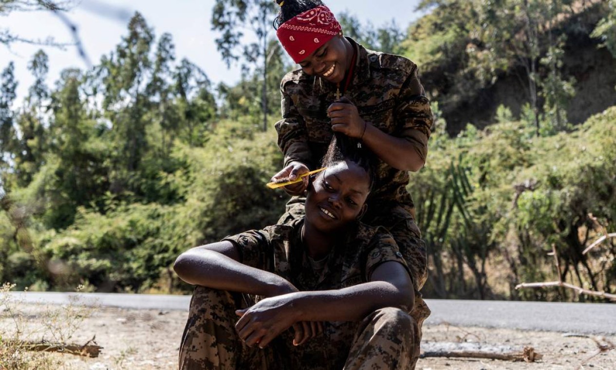 Soldado da Força de Defesa Nacional da Etiópia tem seu cabelo penteado em Hayk, Etiópia Foto: AMANUEL SILESHI / AFP