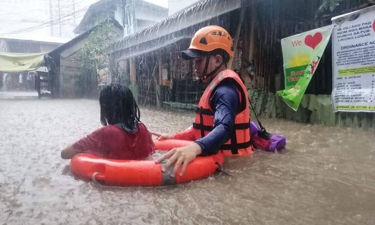 Guarda Costeira das Filipinas resgata morador ilhado pela enchente na cidade de Cagayan de Oro, no sul da ilha de Mindanao, em meio a fortes chuvas provocadas pelo Super Typhoon Rai Foto: HANDOUT / AFP