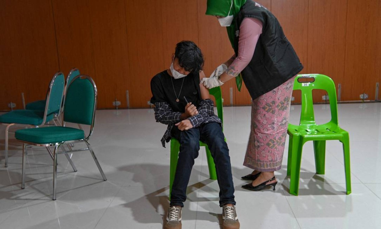 Menino recebe dose da vacina contra Covid-19 em um prédio de convenções em Banda Aceh, Indonésia Foto: CHAIDEER MAHYUDDIN / AFP
