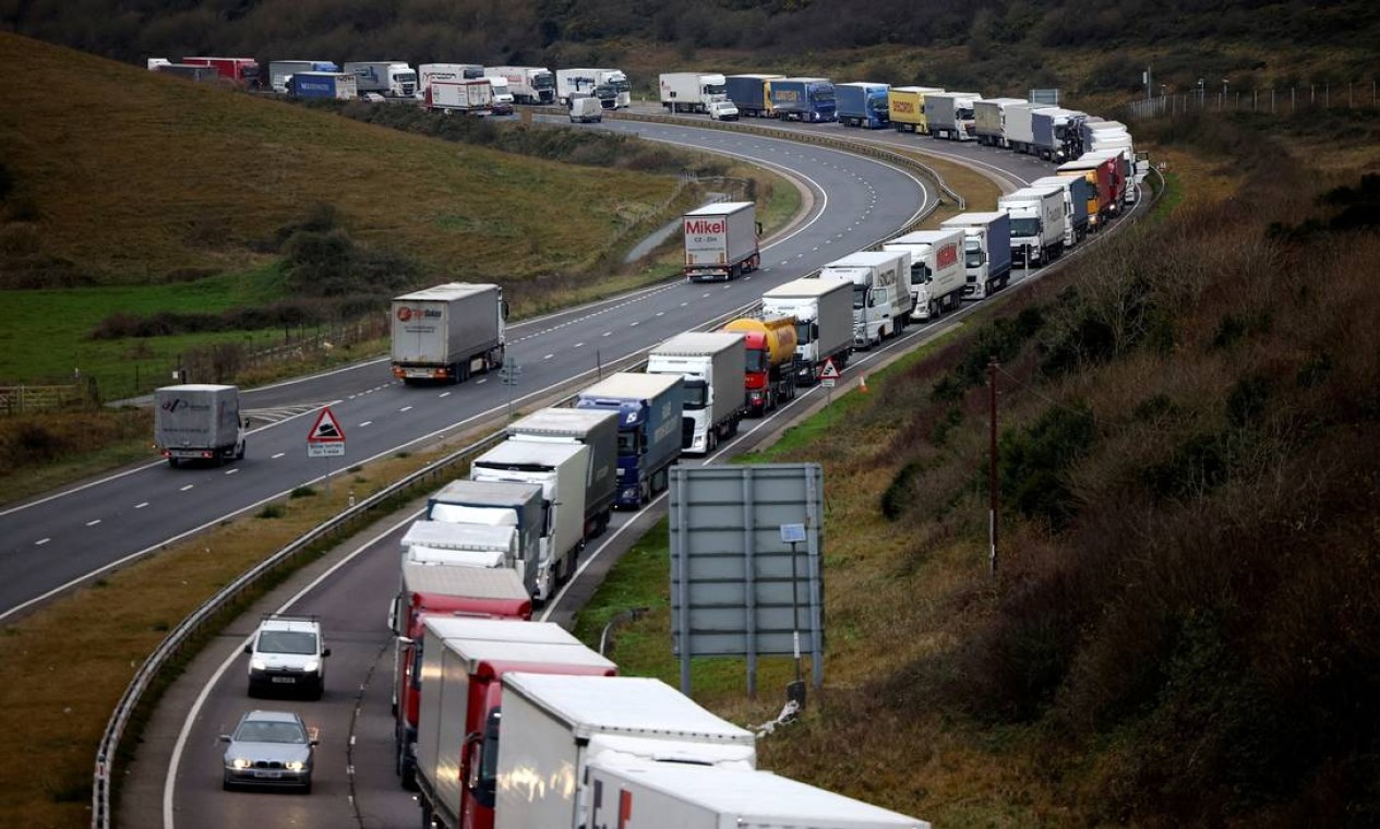 Caminhões de carga são vistos engarrafados na estrada A20 para o porto de Dover, em Dover, Inglaterra Foto: HENRY NICHOLLS / REUTERS