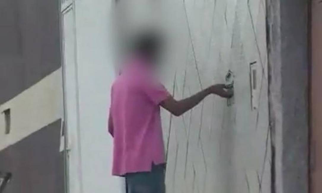 Um rapaz pega a droga na caixa de correio Foto: Polícia Civil / Divulgação