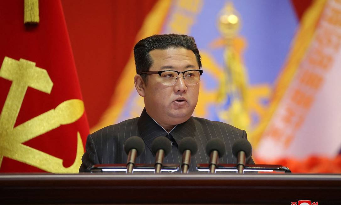 Kim Jong-un durante na oitava conferência de educadores militares do Exército Popular da Coreia do Norte Foto: STR / AFP