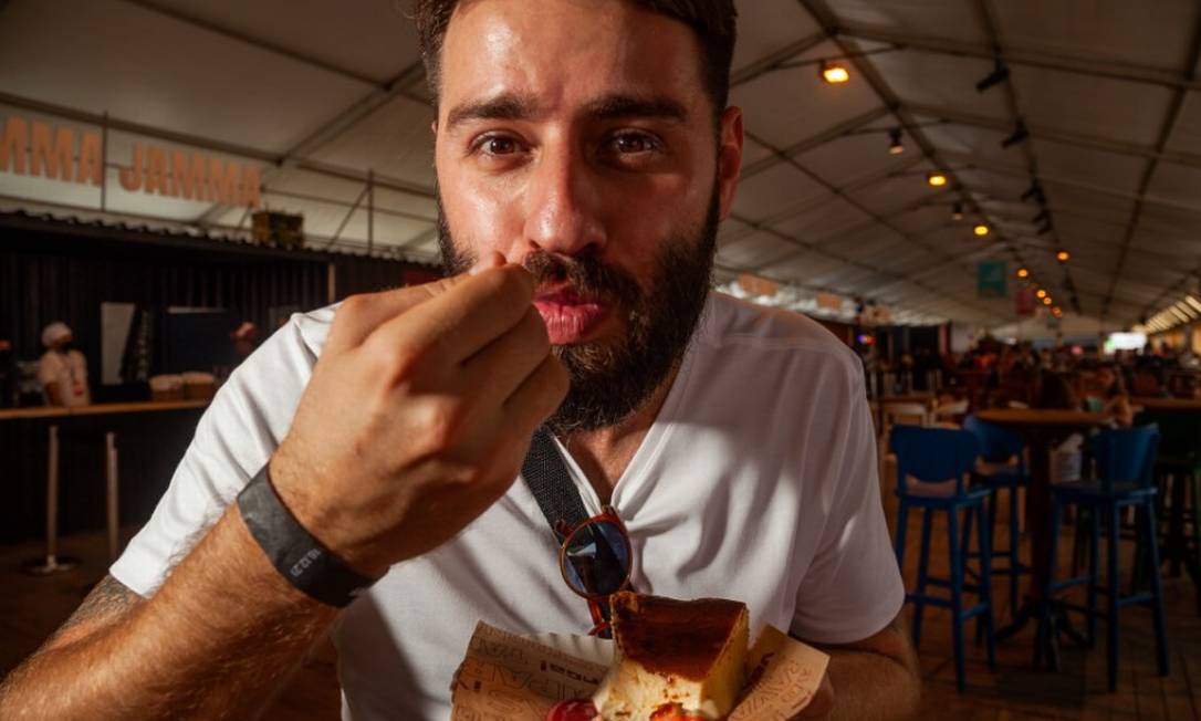 O chef Pedro Bennoliel se delicia com a tarta de queso com coulis de morango do Venga Foto: Bruno Kaiuca / Agência O Globo
