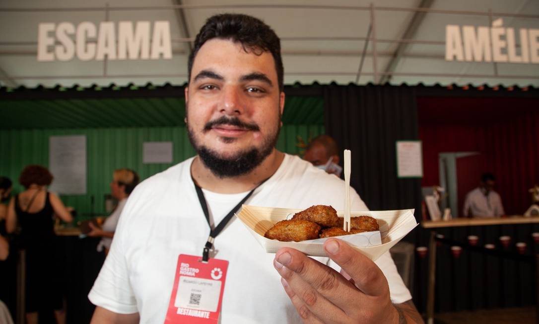 O chef Ricardo Lapeyre, do Escama, com seu disputado croquete de polvo Foto: Bruno Kaiuca / Agência O Globo