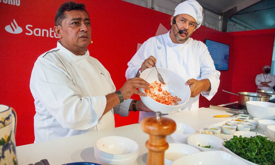 Os chefs Batista (à esquerda) e Fabiano Leobons: prosa na orla Foto: Bruna Kaiuca / Agência O Globo