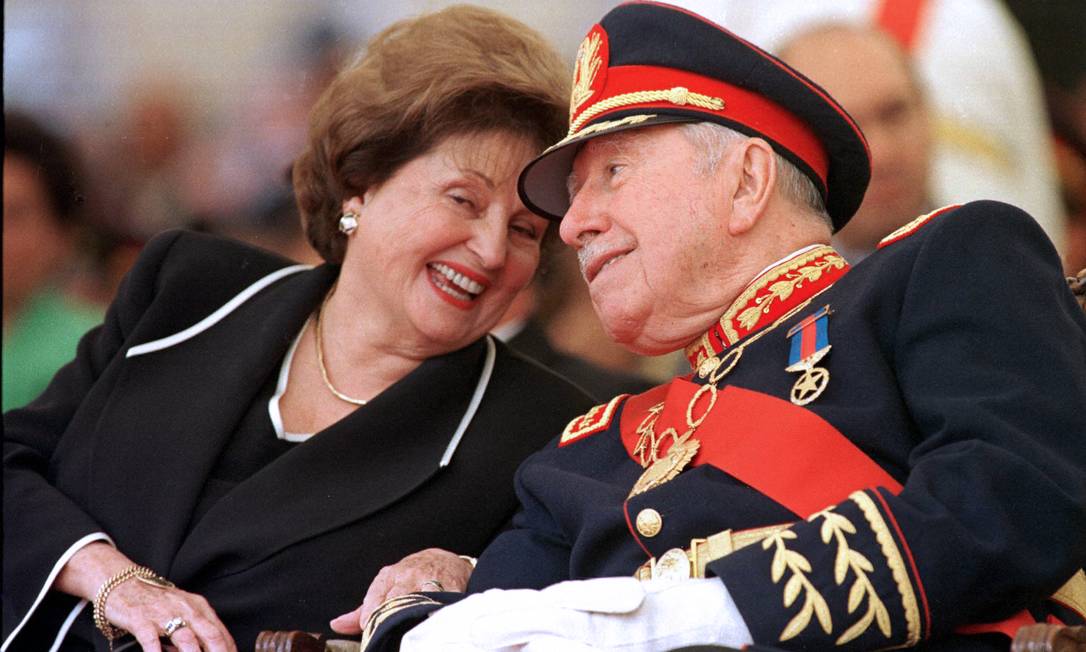 Lucia Hiriart ao lado do marido, Augusto Pinochet, em cerimônia militar em 1998 Foto: CRIS BOURONCLE / AFP
