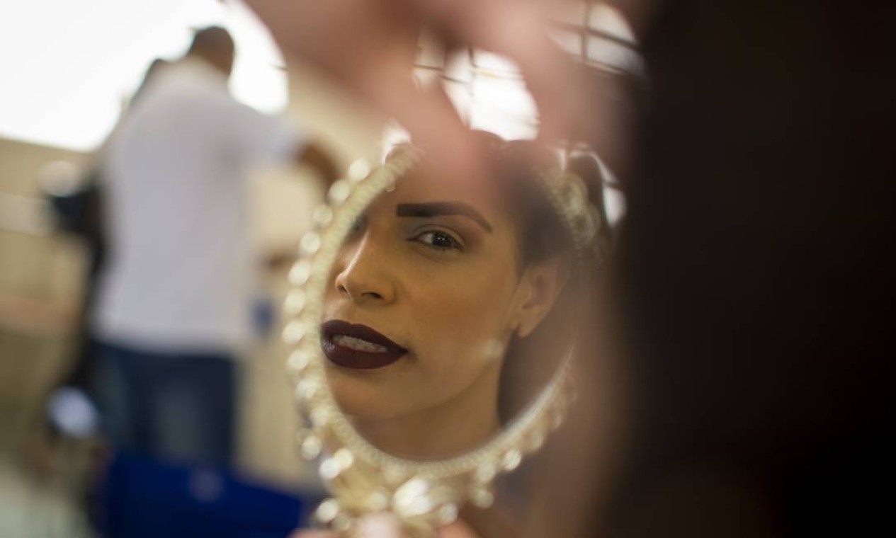 Detenta se olha no espelho depois de estar produzida para o concurso Foto: Marcia Foletto / Agência O Globo