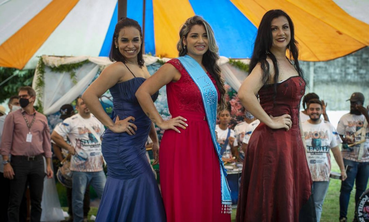 As vencedoras: Talita Gomes Pereira (de vermelho), primeiro lugar, Tayonara Pereira (de azul), segundo lugar e Janaína Silva Lima (de vestido vinho), terceiro lugar Foto: Marcia Foletto / Agência O Globo