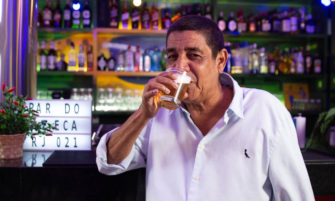 Zeca Pagodinho bebe cerveja no novo Boteco do Zeca, no Flamengo Foto: Divulgação/Vitor Faria
