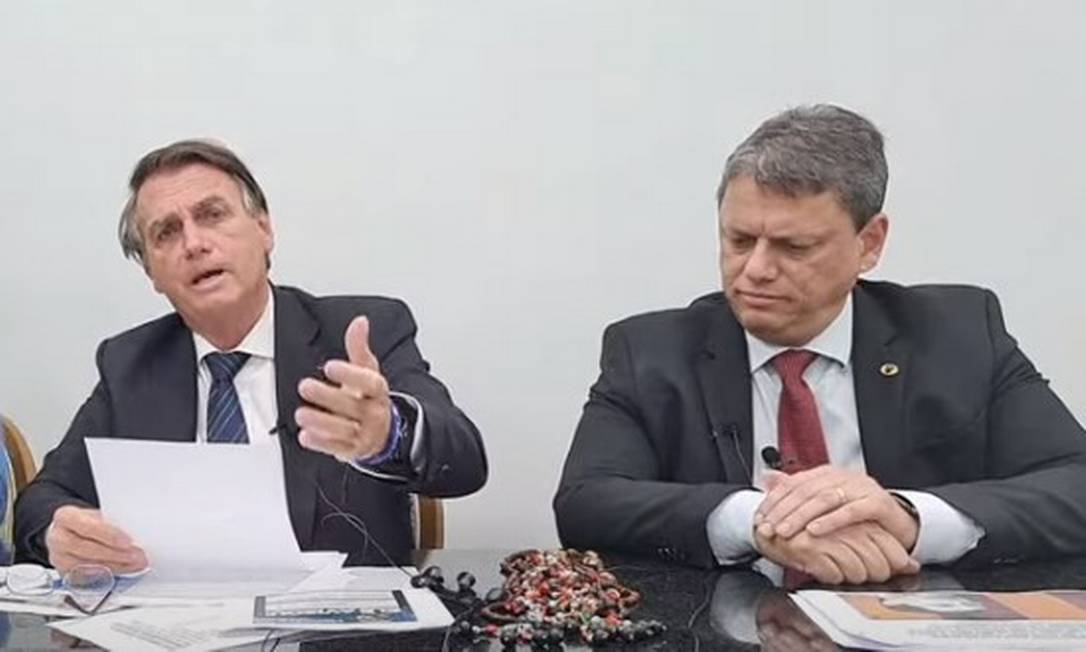 Bolsonaro e Tarcísio de Freitas durante live desta quinta-feira, 16/12 Foto: Reprodução/Youtube